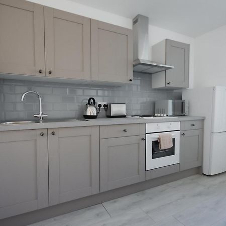 קינגסטון אפון הול Platform Stadium Apartment With Parking מראה חיצוני תמונה